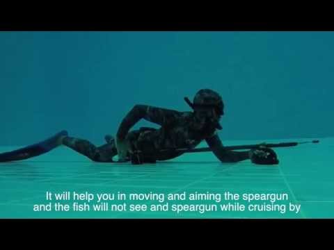 spearfishing tactics - moving and holding the speargun