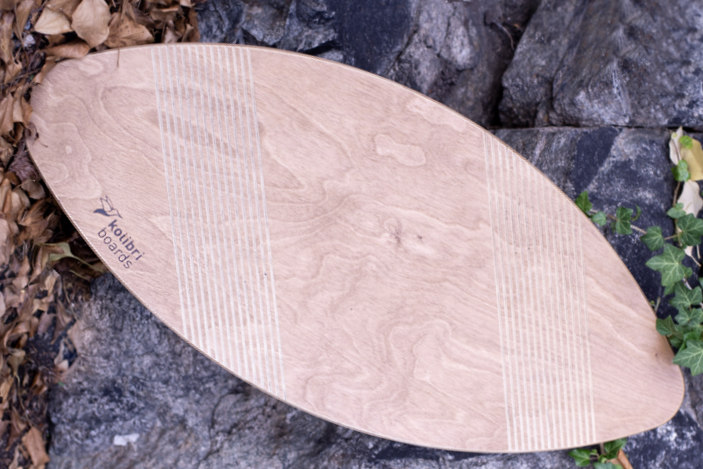 Kolibri Balance Board Grip in Surfboard-Form mit Korkrolle 