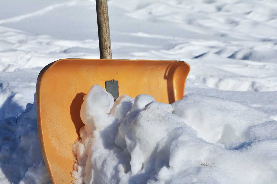 Schneeschaufel Schneeschieber Orange Rund 47cm x 32cm Schiebekante mit Aluprofil