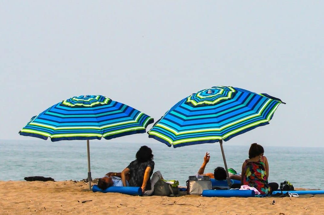  Sunphio Sonnenschirm Strand, UV Schutz und Windfest, Leicht für  Reise, Sport, Picknick und Mehr, 2 Metall Bodenhülse, 1 Große Tragetasche,  360 ° Neigbarer Sand(Blau)